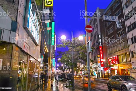 東横イン札幌すすきの交差点、そして都市の夜が語る物語